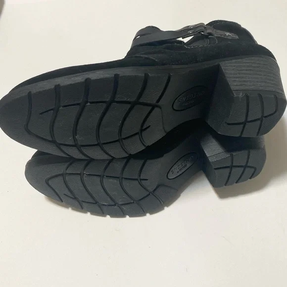 Earth Origins Suede Bootie - Picture 2 of 8